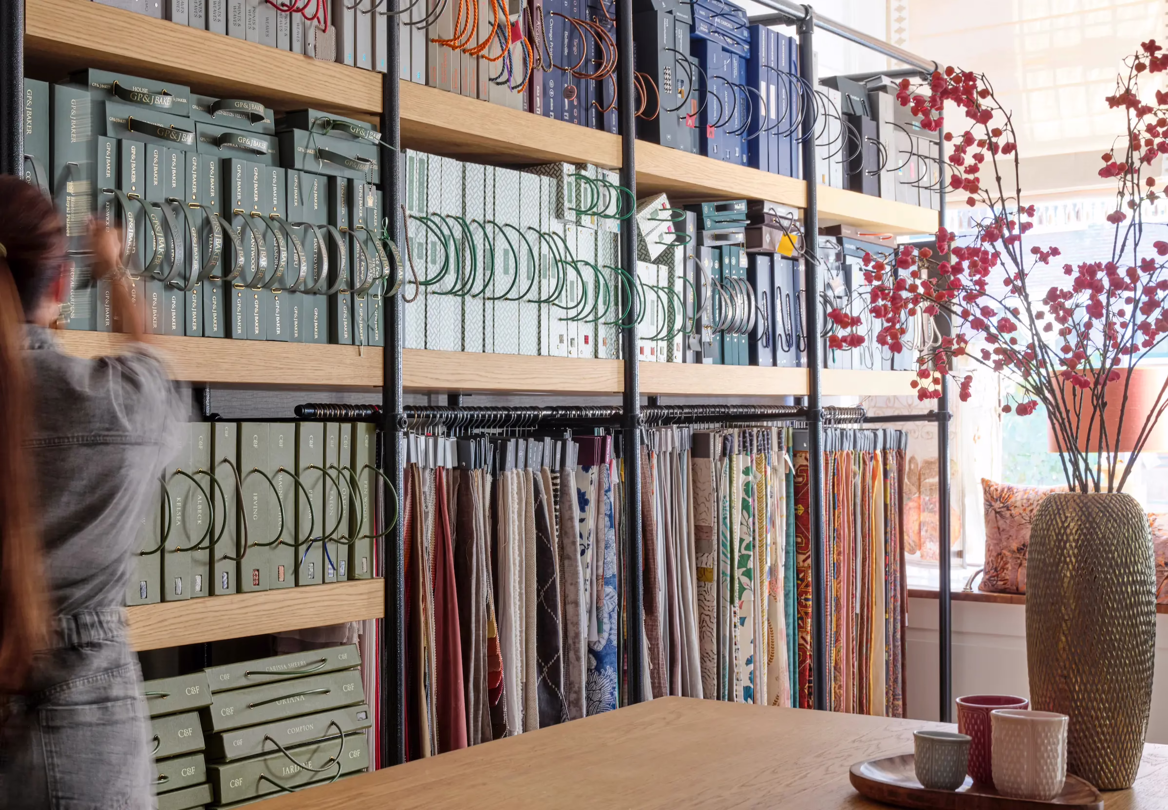 Moderne interieurinrichting in Gaivota winkel met stijlvolle meubels en inrichtingsadvies